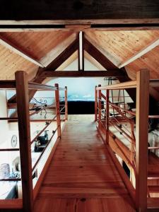 um quarto no sótão com pisos e vigas de madeira em Élégante maison au style raffiné em Duisans