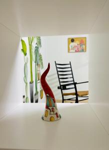 une figurine d'un oiseau assis sur une table dans une pièce dans l'établissement MaNà Rooms and Apartment, à Telese