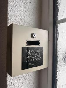 ゴールウェイにあるザ ライト ハウスのドアの上に表示されている看板(チョチドを通して鍵を犬に渡してください)