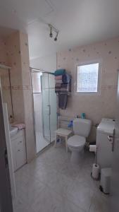 a bathroom with a toilet and a shower and a sink at WELCOME Logement avec terrasse proche Bordeaux in Saint-André-de-Cubzac