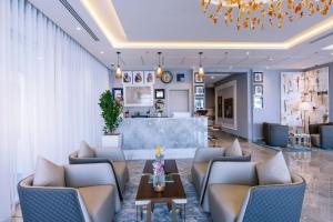 um lobby de um hotel com cadeiras e uma mesa em Iris Boutique Narjis em Riade