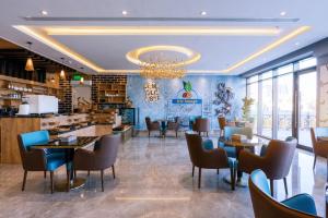 Iris Boutique Narjis في الرياض: مطعم بطاولات وكراسي وثريا