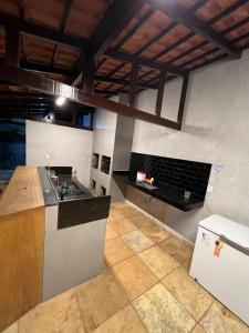 Kuchyň nebo kuchyňský kout v ubytování Residencial Nova Taíba CE com vista para o mar