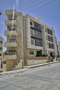 a building on the side of a street at شقة فاخرة و واسعة من 4 غرف مع وسائل الراحة الحديثة Spacious 4-Room Apartment with Modern Amenities in Amman