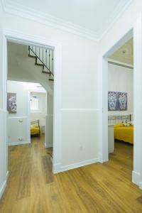 un salon avec un escalier et une chambre dans l'établissement Appartamento Martoglio - Casa Vacanze -, à Catane
