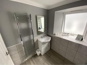 baño con lavabo y aseo y ventana en The Anchor Inn, en Garelochhead