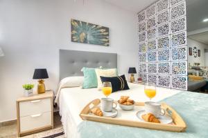 Postel nebo postele na pokoji v ubytování ALHAMAR apartment beachfront in Calahonda + 32 fotografií