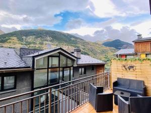 un balcón de una casa con montañas en el fondo en APARTAMENTO CASA TEVA Wifi-Parquing free-Terraza, en Canillo