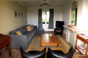 a living room with a couch and a table at La Compagnie des Moëres in Veurne