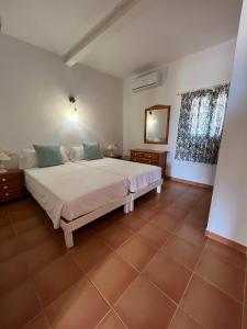 1 dormitorio con 1 cama grande en una habitación en Viviendas Ferrer - Can Joan Andrauet, en Sant Francesc Xavier