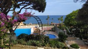 Bazén v ubytování ALHAMAR apartment beachfront in Calahonda nebo v jeho okolí