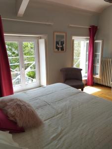 um quarto com uma cama grande e 2 janelas em PEGASUS em Blainville-sur-Orne