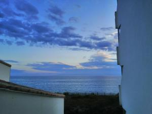 a view of the ocean from between two buildings at appartement saint hilaire de riez 85270 in Saint-Hilaire-de-Riez