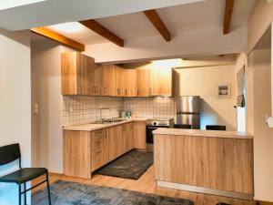 cocina grande con armarios de madera y fregadero en Elegant Vista Residence, en Metsovo