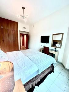 Postel nebo postele na pokoji v ubytování Dubai Marina Private Room, Walk to the beach, Mall & Tram/Metro