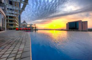 Bazén v ubytování Dubai Marina Private Room, Walk to the beach, Mall & Tram/Metro nebo v jeho okolí