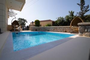 Bazén v ubytovaní Votsalakia Hotel & Luxury Apartments alebo v jeho blízkosti