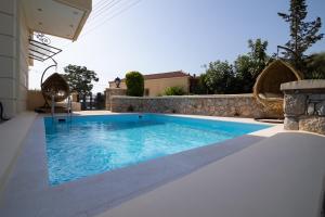 Bazén v ubytování Votsalakia Hotel & Luxury Apartments nebo v jeho okolí