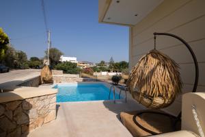 Bazén v ubytovaní Votsalakia Hotel & Luxury Apartments alebo v jeho blízkosti