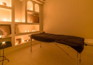 Una habitación con una mesa con una manta. en Argostoli Essence Suites, en Argostoli