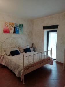 a bedroom with a large bed in a room at Alla Contrada degli Asinelli in Colledanchise