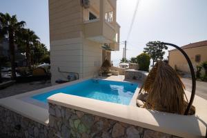 Bazén v ubytovaní Votsalakia Hotel & Luxury Apartments alebo v jeho blízkosti