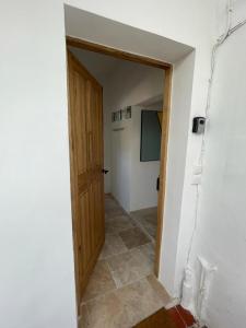 a hallway with a wooden door and a room at Appartement centre Apt Bèlavista luberon in Apt