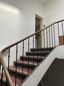 阿普特的住宿－Appartement centre Apt Bèlavista luberon，房屋内的楼梯