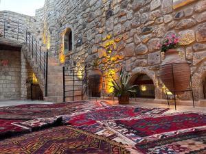 een gebouw met een groot tapijt op de vloer bij Under Cave Cappadocia in Urgup