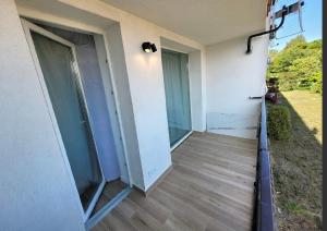balkon ze szklanymi drzwiami w budynku w obiekcie Apartament Michałek w mieście Mielno