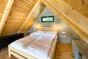 Stodoły Modyń في Kamienica: غرفة نوم بسرير في العلية