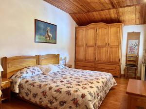 una camera con letto e armadio in legno di Piso Puigcerda vistas y piscina a Puigcerdà