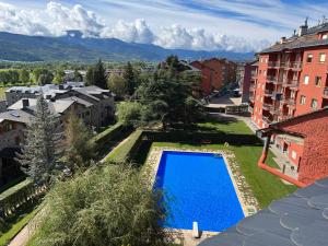 einen Blick über einen Pool in einer Stadt in der Unterkunft Piso Puigcerda vistas y piscina in Puigcerdà