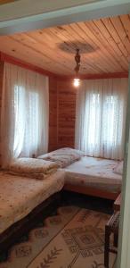 Postel nebo postele na pokoji v ubytování ÖZLEM BUNGALOV