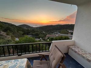 balkon z widokiem na zachód słońca w obiekcie Appartamento Taras Sottovento - Porto Cervo w mieście Abbiadori