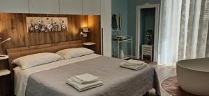 een slaapkamer met een bed met twee handdoeken erop bij Puglia Holiday Home in Mola di Bari