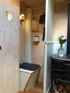 sauna z wanną w drewnianej ścianie w obiekcie Tinyhouse auf Rädern w mieście Grängesberg