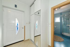 ein Bad mit einer Glastür und einer Dusche in der Unterkunft Sea Relaxing Apartment in Bibinje