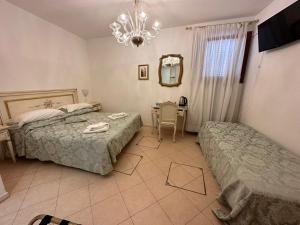 Postel nebo postele na pokoji v ubytování Alloggi Santa Sofia