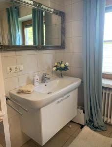里登的住宿－Ferienwohnung SISSI，一间带水槽和镜子的浴室
