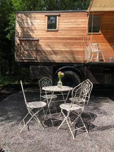 une table, deux chaises et une table avec une remorque dans l'établissement Tinyhouse auf Rädern, à Grängesberg