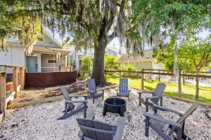 een patio met stoelen en een vuurplaats onder een boom bij The Polygon Park Circle Mins to Dwtn and Beach in Charleston