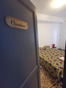 een deur naar een slaapkamer met een bed bij Petit appart au cœur des REMPARTS - Netfix et connection fibre gratuits in Carpentras