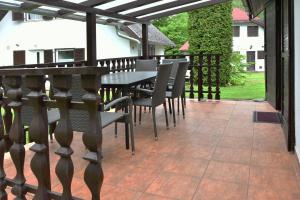 a patio with a table and chairs on a patio at Vadása Nyaraló in Hegyhátszentjakab