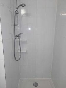 La salle de bains est pourvue d'une douche avec un pommeau de douche. dans l'établissement Petite maison Juvisy, Orly 7 min, Paris 15min, à Juvisy-sur-Orge