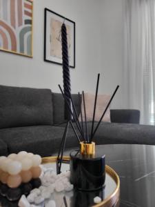 una mesa de centro con un jarrón con plumas. en Thἕros Exceptional Residence en Néa Péramos