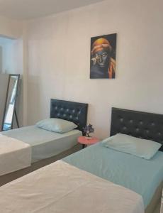 Postel nebo postele na pokoji v ubytování Plaja Yakın Dağ ve Deniz Manzaralı 1+1 Daire