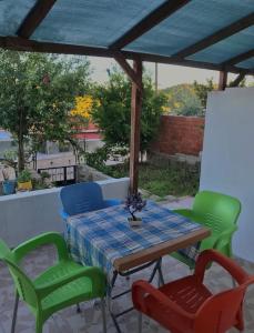 einen Tisch und vier Stühle auf einer Terrasse in der Unterkunft Plaja Yakın Dağ ve Deniz Manzaralı 1+1 Daire in Gokceada Town