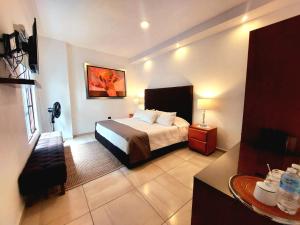une chambre d'hôtel avec un lit et une table dans l'établissement Casa Allende Morelia, à Morelia