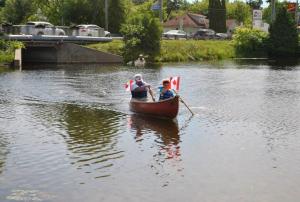 deux personnes font de l'aviron sur une rivière dans l'établissement Balsam Lake Cottage 5 Bed room, à Kawartha Lakes
